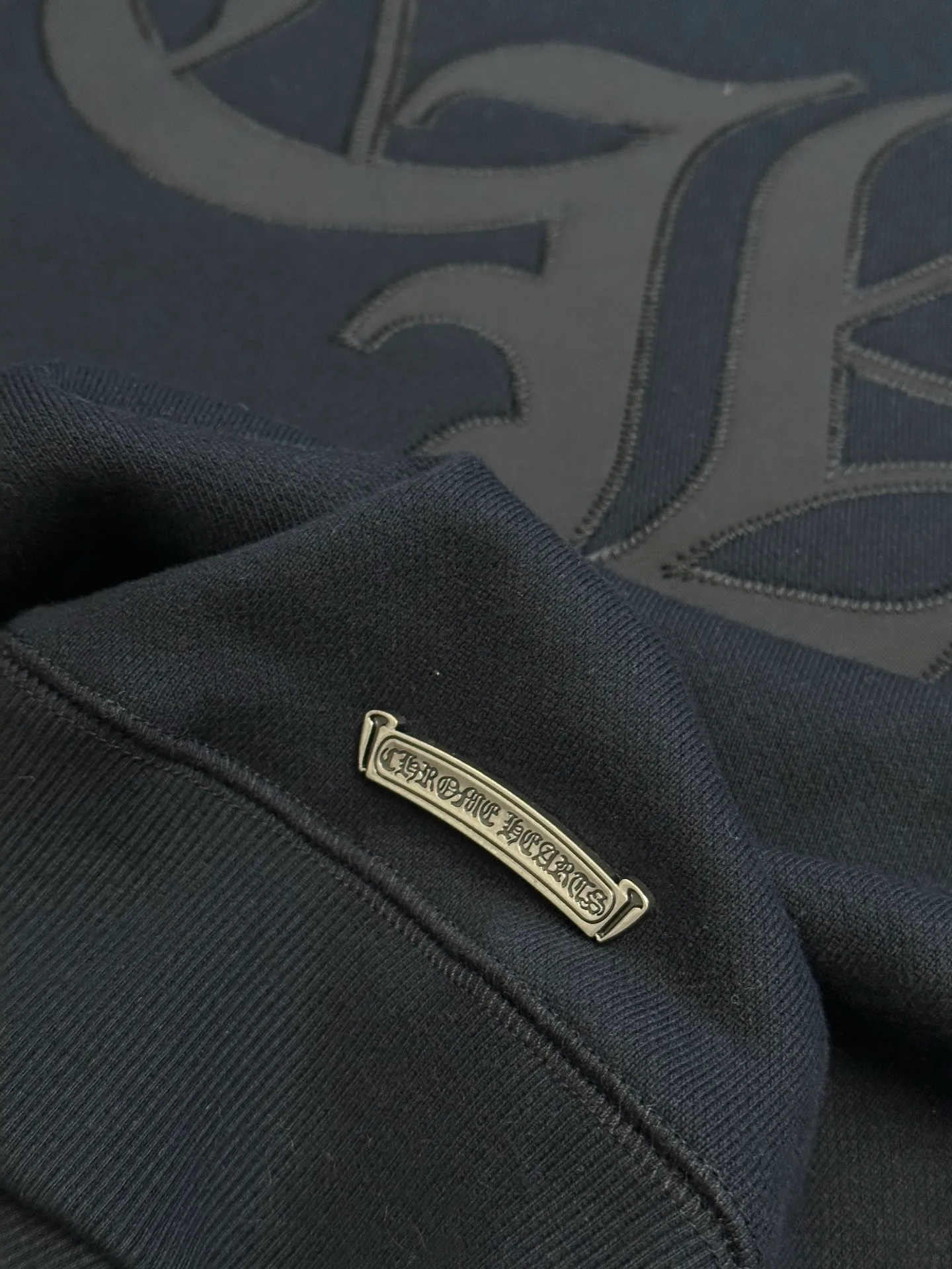 P410 Chrome Hearts Logo Round Neck Sweatshirt Made of custom-made heavy fortress intertwined air cotton fabric, Chrome Hearts cross patch embroidery decoration on the chest, becoming the ultimate interpretation of dark Gothic style. CH Gothic font is the finishing touch on the back panel. The logo iron plate sways slightly with the swing of the body, adding a sense of movement and vitality.  Using imported machine appliqué embroidery technology, advanced computer control systems and precision mechanical components are used to achieve the Chrome Hearts logo appliqué operation, presenting an embroidery effect with both clarity and three-dimensionality.  size：s m l xl